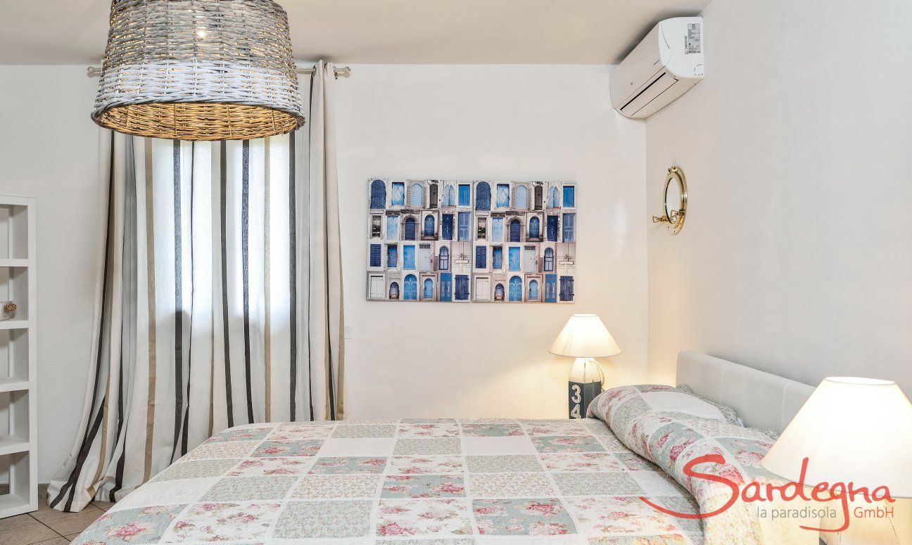 Schlafzimmer 1 mit Doppelbett und sardischer Dekoration